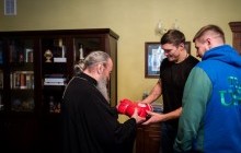 Чемпион мира по боксу Александр Усик в свой день рождения подарил Митрополиту Онуфрию боксерские перчатки