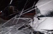 На Сумщині маршрутка з пасажирами зіткнулася з снігоприбиральним трактором: є постраждалі (фото)