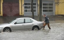 Центральні вулиці Одеси через сильний снігопад перетворилися на річки: автомобілі "пливуть" дорогами (фоторепортаж)