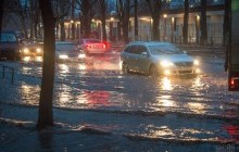 В Одесі через багатогодинний дощ поруч з міжнародним аеропортом утворилося невелике море (фоторепортаж)