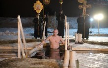 "Новое дно искал?": Путин на Крещение окунулся в прорубь (фото, видео)