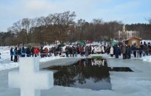 В гидропарке в Житомире горожане празднуют Крещение