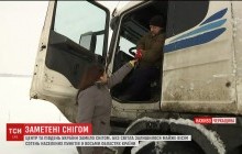 На Черкащині автомобілісти ночують на трасі через заметені шляхи (відео)