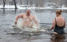 Хрещення: як українці демонструють силу волі, занурюючись в ополонку (фото, відео)