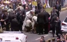 Папа Франциск втішив поранену жінку-карабінера, яка потрапила під папомобіль (відео)