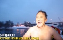 Дипломаты посольства США нырнули в Днепр по случаю Крещения (видео)