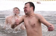 Отчаянные в прорубях: как львовяне купались на Крещение (фоторепортаж)