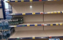 НС у Черкасах: люди вишиковуються у величезні черги за водою, полиці в магазинах спорожніли (фото)