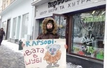 Во Львове активисты повторно пикетировали магазин меха из-за угроз Путиным (фото, видео)