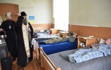 В Запорожье митрополит Лука посетил пациентов военного госпиталя
