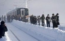 Застрявшие поезда и отмена авиарейсов: как Япония переживает мощнейшие снегопады (фоторепортаж)