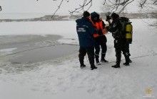 На Тернопільщині на ставі крізь кригу провалився автомобіль з двома чоловіками, один загинув (фото)