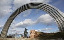 Group of Kyiv roofers conquer Druzhby Narodiv Arc