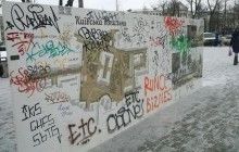 Вандали понівечили центральну площу Подолу в Києві (фоторепортаж)