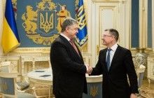 Порошенко с Волкером обсудили вопросы миротворцев, реинтеграцию и освобождение заложников