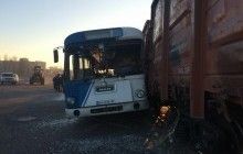 В порту Чорноморська автобус зіткнувся з потягом, є постраждалі (фото)