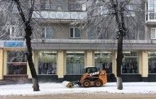 Из-за сложных погодных условий в Житомире продолжают убирать тротуары, дороги и мосты