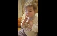 В сети шокированы видео, на котором курит двухлетний ребенок в России
