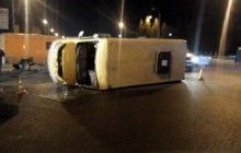Из-за пьяного водителя во Львове перевернулась маршрутка с пассажирами, есть пострадавшие (фото)