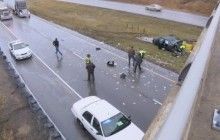 Деньги на дороге валяются: в США из-за ДТП трассу завалило долларами (видео)
