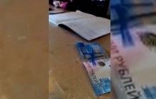 В России новая купюра довела официантку до истерики (видео)
