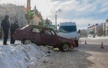 В Днепре не поделили дорогу легковое авто и маршрутка (фото)