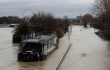 Уровень воды в Сене достиг пика, в Париже затоплены дороги, закрыты 7 станций метро (фоторепортаж)