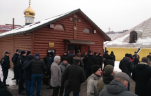 Во Львове активисты пикетировали церковь УПЦ с требованием ее демонтажа и заявили, что будут делать это снова