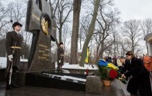 В 100-ю годовщину боя под Крутами президентская чета возложила цветы к памятному кресту на Аскольдовой могиле