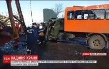 Из-за ветра в Ивано-Франковске упал 34-тонный строительной кран: погибли двое людей (видео)