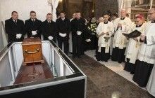 У Польщі відбулася канонічна ексгумація останків єпископа Адольфа Петра Шельонжека