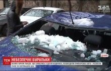 Розбите скло і пом'яті дахи: у Дніпрі величезні брили криги пошкодили автомобілі (відео)