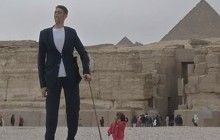 Найвищий чоловік та найнижча жінка планети: неймовірна пара зустрілася у Єгипті (відео)