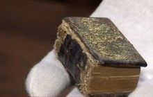 У Львові реставрують найменшу у світі Біблію – розміром з сірникову коробку (відео)