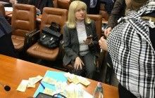 У Запоріжжі депутатці від "Опоблоку" влаштували "грошовий дощ" (фото, відео)