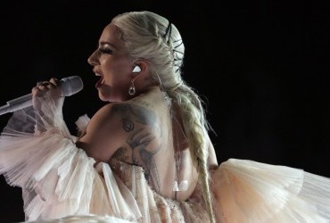 Леди Гага прямо со сцены назвала россиян тупыми (видео)