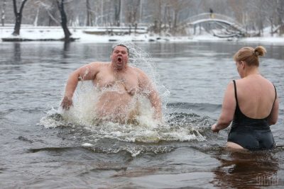 Голые в проруби (80 photo)