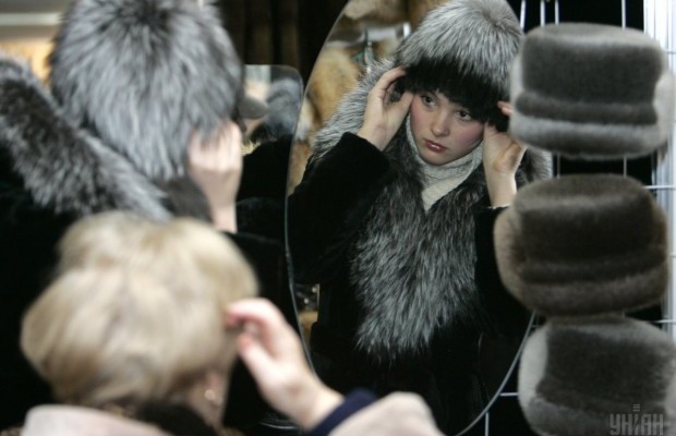 Burberry больше не будет сжигать непроданный товар и откажется от натурального меха