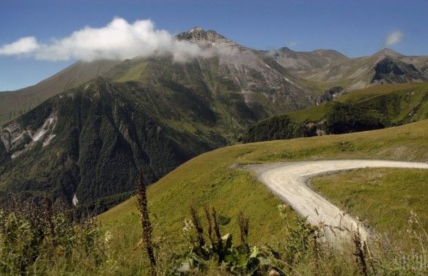 В Грузии сообщили, что спустили с гор тело погибшего украинского туриста (видео)