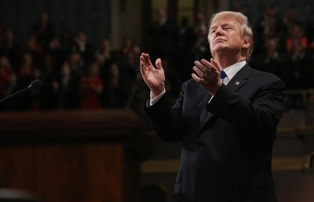 «Я вас слышу»: в сети показали шпаргалку Трампа для беседы со школьниками (фото)