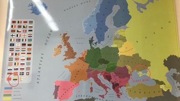 Карта Европы с некорректным изображением аннексированного Крыма была обнаружена в одной из школ Праги / Twitter Карта Европы с некорректным изображением аннексированного Крыма была обнаружена в одной из школ Праги / Twitter