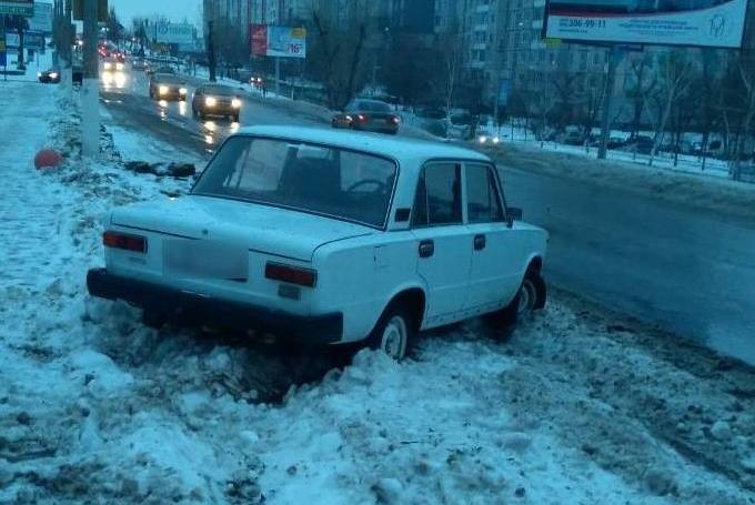 Одна машина юных угонщиков заглохла в сугробе, другую они разбили, пытаясь убежать от полиции / Фото kv.npu.gov.ua Одна машина юных угонщиков заглохла в сугробе, другую они разбили, пытаясь убежать от полиции / Фото kv.npu.gov.ua