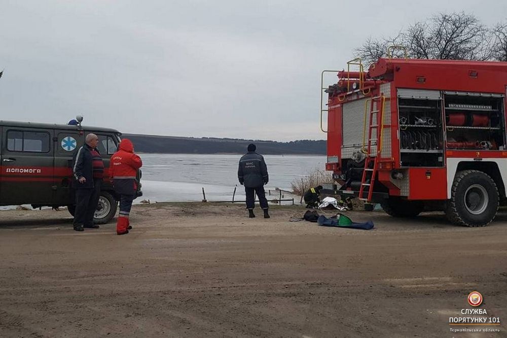 На Тернопільщині, провалившись крізь кригу, втопився рибалка (фото) На Тернопільщині, провалившись крізь кригу, втопився рибалка (фото)