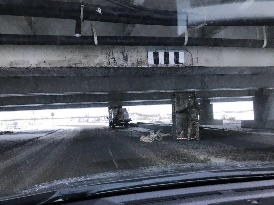 Очередной "Газели" снесло крышу мостом / фото vk.com/spb_today Очередной "Газели" снесло крышу мостом / фото vk.com/spb_today