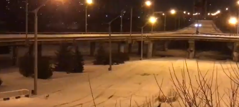 Заяц бегает по пустынной, занесенной снегом эстакаде / фото twitter.com/den_kazansky Заяц бегает по пустынной, занесенной снегом эстакаде / фото twitter.com/den_kazansky