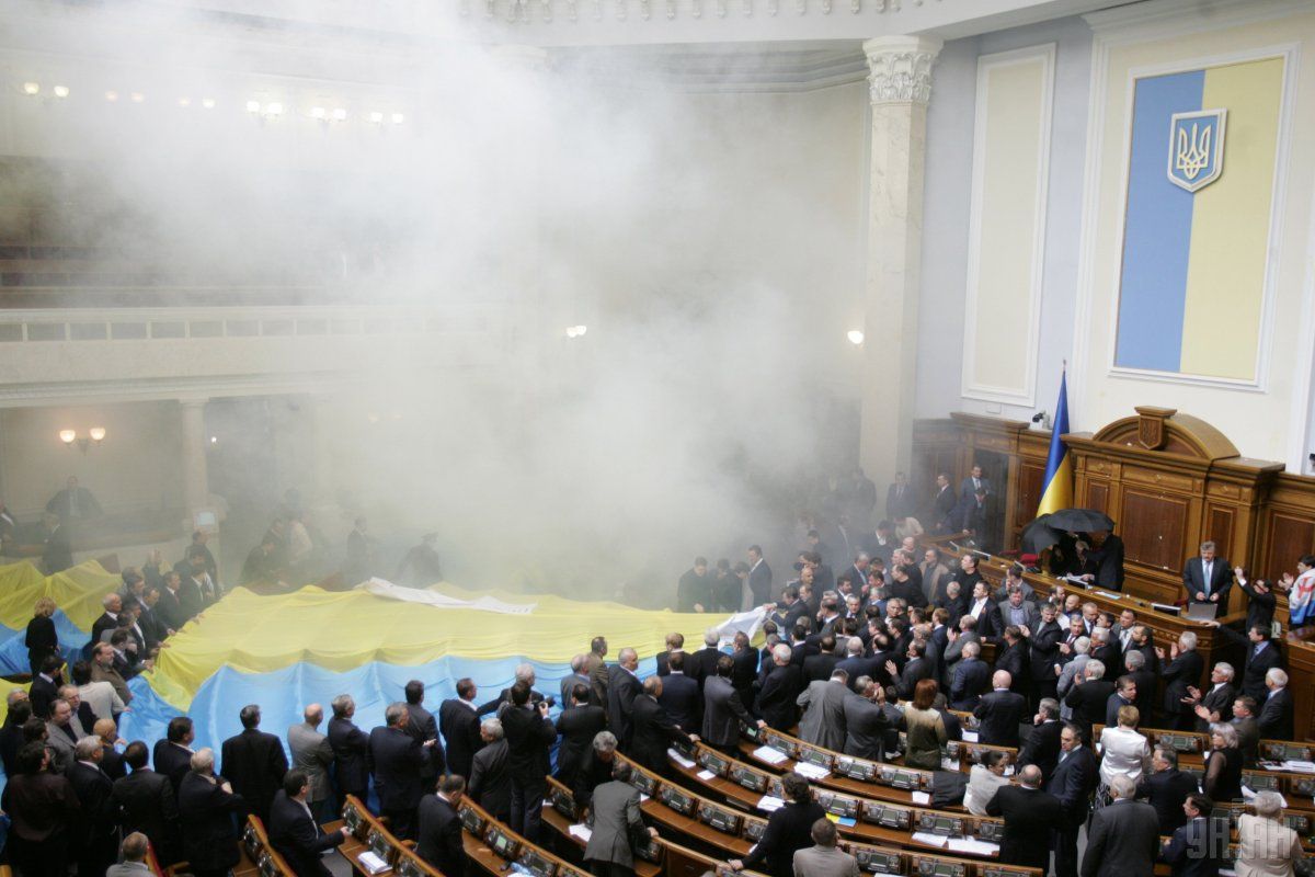 В 2010 году во время ратификации Харьковских соглашений спикера Литвина забросали яйцами, а прямо в сессионном зале зажгли дымовые шашки. Спустя 7 лет произошел похожий инцидент / Фото УНИАН