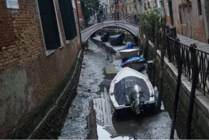 Venice Canals Run Dry Gondolas Beached On Muddy Banks Media Unian - 