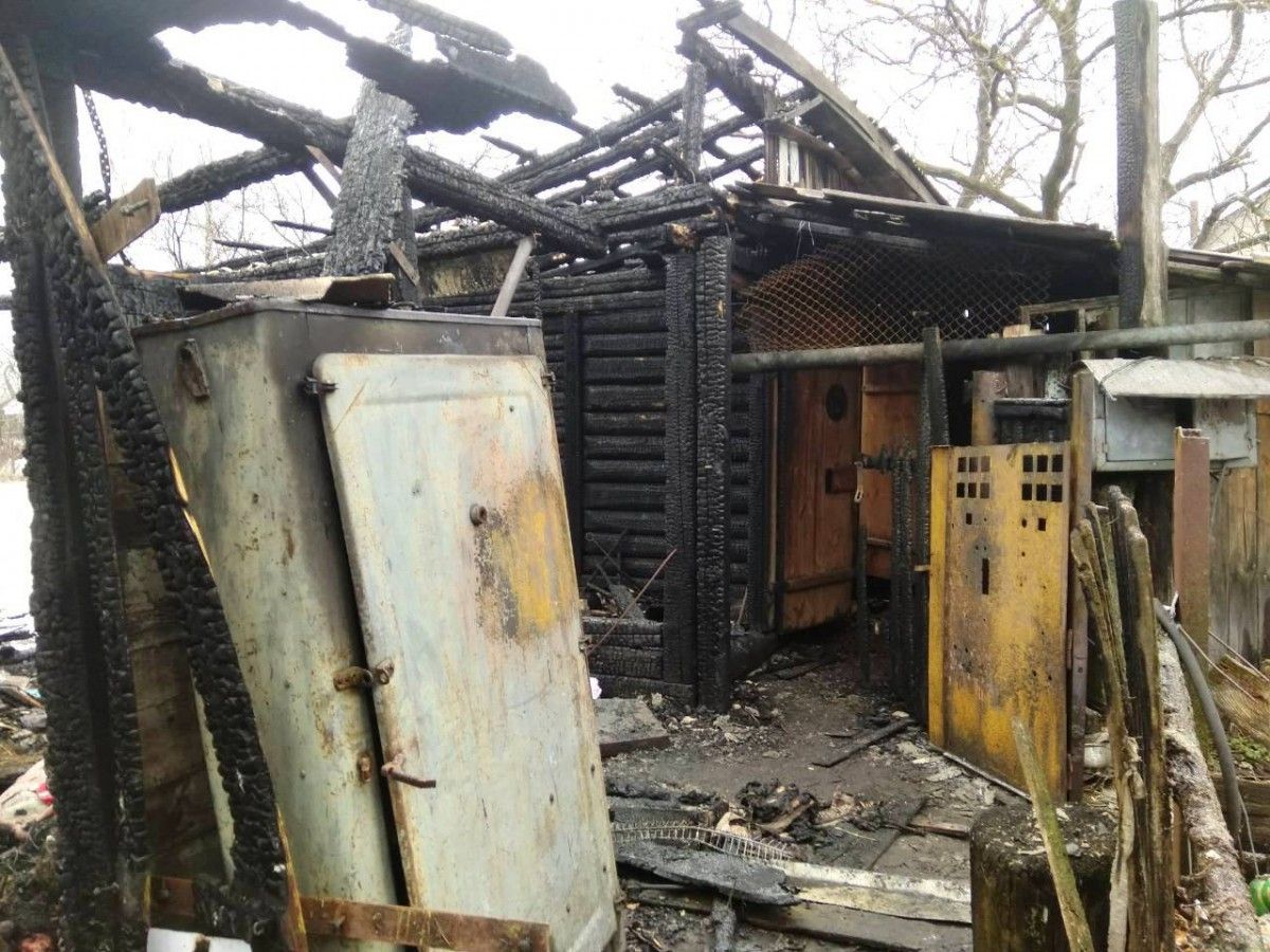 На Житомирщині вогнеборці ліквідували пожежу у приватному домоволодінні / фото ДСНС України в Житомирській області На Житомирщині вогнеборці ліквідували пожежу у приватному домоволодінні / фото ДСНС України в Житомирській області