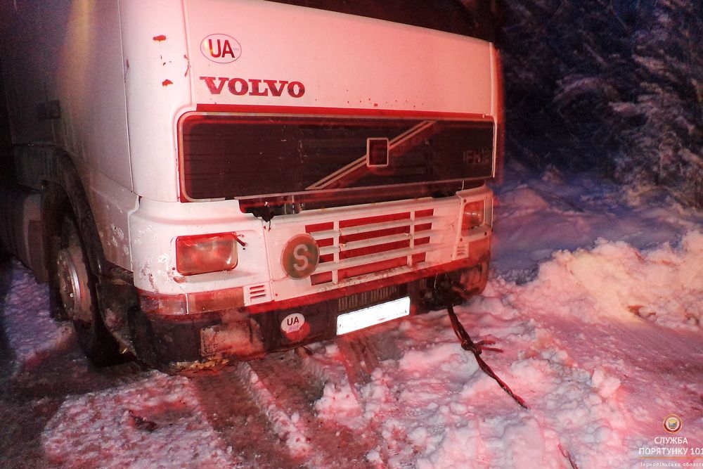 На Тернопільщині через ускладнення погодних умов рятувальники буксирували рейсовий автобус та дві вантажівки (фото) На Тернопільщині через ускладнення погодних умов рятувальники буксирували рейсовий автобус та дві вантажівки (фото)