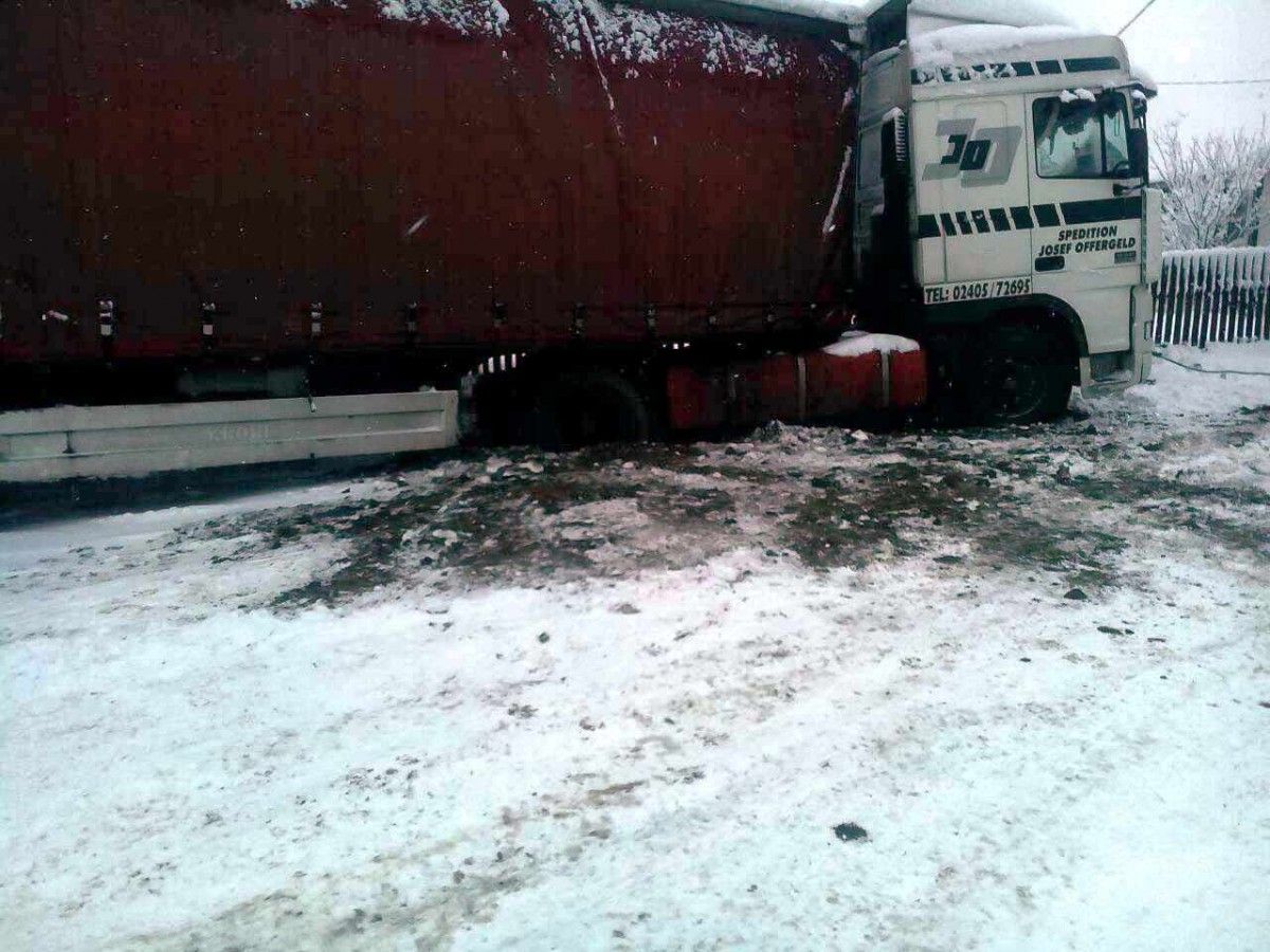 С помощью троса и пожарного автомобиля бойцы ГСЧС отбуксировали грузовик на проїзджу часть дороги / фото ГСЧС в Житомирской области С помощью троса и пожарного автомобиля бойцы ГСЧС отбуксировали грузовик на проїзджу часть дороги / фото ГСЧС в Житомирской области